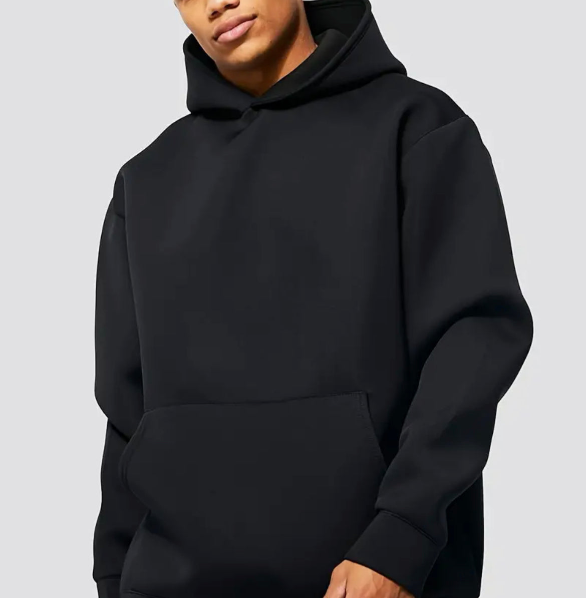 felpa nera unisex con cappuccio indossata